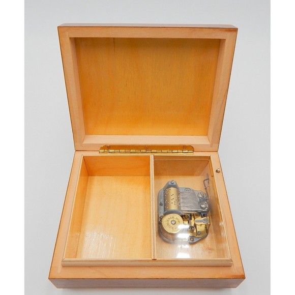 Reuge Swiss Made Romance Music Box Plays As Time Goes By Lacquer Inlaid Wood - Picture 7 of 11